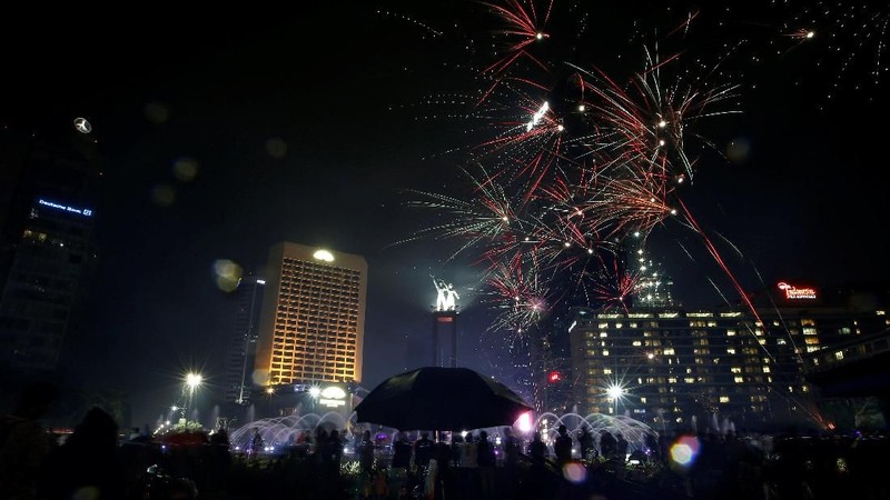 Kemeriahan pesta kembang api perayaan malam tahun baru di berbagai penjuru dunia.