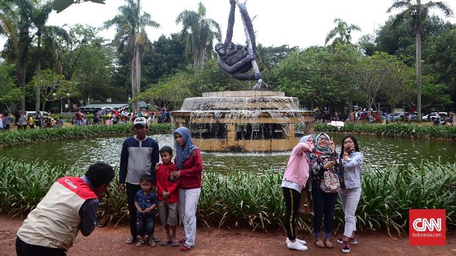  FOTO  Liburan Tahun Baru di  Taman Margasatwa Ragunan