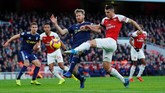 Arsenal membuka keunggulan pada menit ke-25 melalui gol Granit Xhaka yang sukses meneruskan umpan lambung Alex Iwobi. (REUTERS/Eddie Keogh)