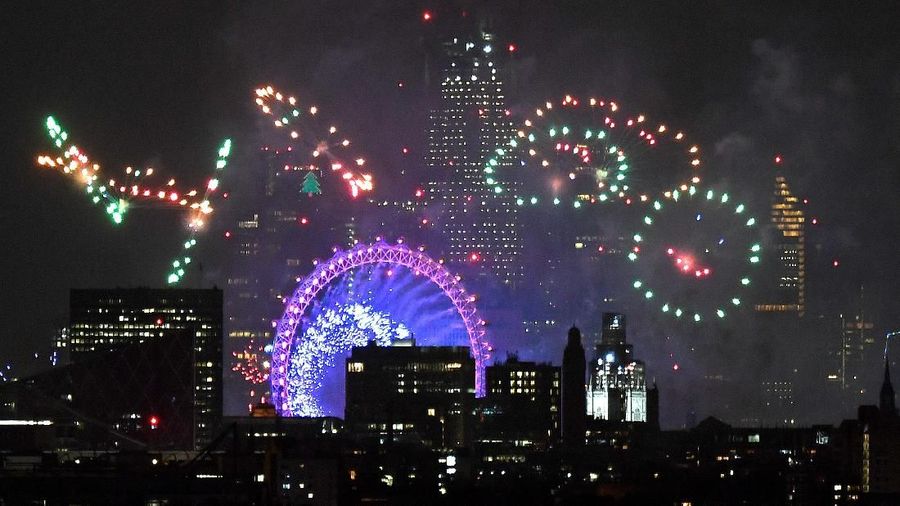 Fireworks light up the sky around the London Eye wheel to welcome the New Year in London, Britain, January 1, 2019. REUTERS/Toby Melville