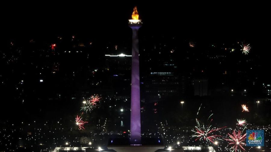 Suasana pesta kembang Api di Monas, Jakarta, Selasa (1/1//2019). (CNBC indonesia/Muhammad Sabki)