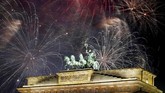 Perayaan tahun baru di Berlin, Jerman, di antaranya terpusat di patung Quadriga. (Reuters/Axel Schmidt)