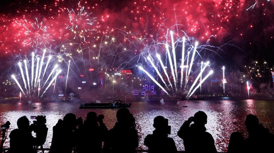 Suasana Pesta kembang api malam tahun baru Pelabuhan Victoria dan Pusat Konvensi dan Pameran Hong Kong,China, Januari 1 2019. Reuters/Tyrone Siu