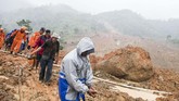 Alat berat butuh waktu untuk tiba di lokasi karena jalan yang sempit, medan berbukit-bukit, serta cuaca yang tidak mendukung. (ANTARA FOTO/M Agung Rajasa)