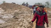 Usai longsor, Senin (31/12) malam, longsor kecil susulan terus terjadi sehingga Tim SAR gabungan harus waspada. (ANTARA FOTO/M Agung Rajasa)