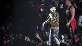 Floyd Mayweather Jr kembali ke ring untuk kali pertama setelah 2017 dengan menjalani laga ekshibisi pada malam tahun baru 2019 menghadapi atlet kickboxing asal Jepang, Tenshin Nasukawa di Saitama Super Arena. (Photo by Toshifumi KITAMURA / AFP)