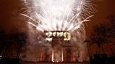 Pesta kembang api menandakan dimulainya Tahun 2019 di Arc de Triomphe, Paris, Prancis. Tahun baru di Paris berjalan aman meski ada seruan aksi kelompok