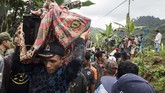 Puluhan kepala keluarga yang rumahnya tertimbun material longsor sementara mengungsi di tempat aman. (ANTARA FOTO/M Agung Rajasa)