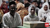 Pasangan S Mardianto (76) dan Satinah P (65) menjadi peserta tertua. Pernikahan kali ini menjadi yang ketiga bagi keduanya setelah pasangan masing-masing meninggal dunia. (CNN Indonesia/Andry Novelino)