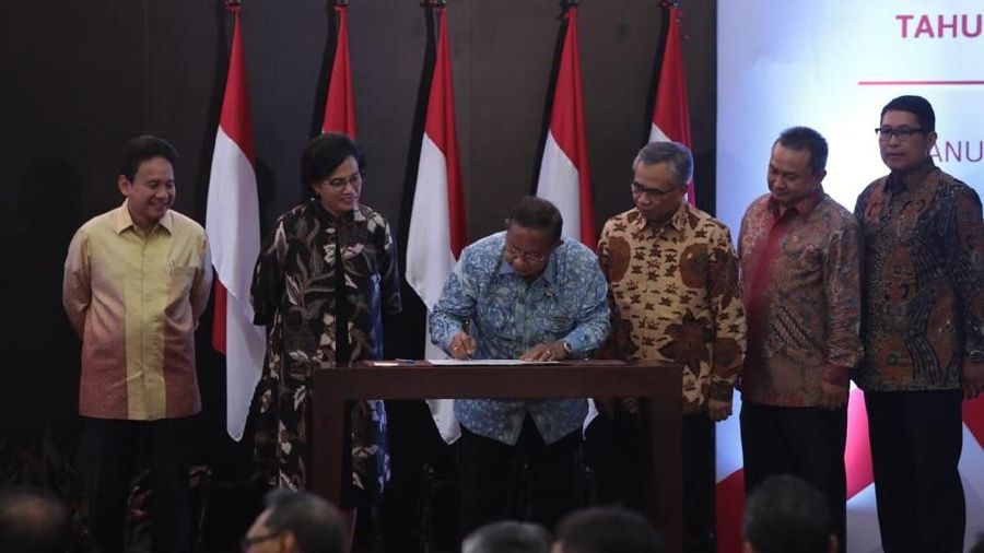 Menko Perekonomian Darmin Nasution ditunjuk membuka perdagangan saham tahun 2019 di BEI menggantikan Presiden Joko Widodo (Jokowi) yang berhalangan hadir.