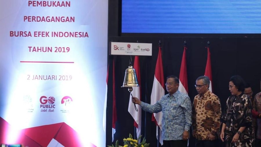 Menko Perekonomian Darmin Nasution ditunjuk membuka perdagangan saham tahun 2019 di BEI menggantikan Presiden Joko Widodo (Jokowi) yang berhalangan hadir.