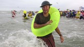 Selain Amerika Serikat, salah satu negara yang dipadati oleh ribuan orang ‘kurang waras’ ini adalah Maloles-Bains di utara Prancis. (REUTERS/Pascal Rossignol)