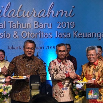 Awal Tahun, BI-OJK Kompakan Potong Tumpeng
