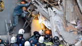 Hingga saat ini, petugas sudah mengevakuasi 18 jasad dari dalam reruntuhan, sementara 23 orang lainnya masih hilang. (Russia's Ministry for Civil Defence, Emergencies and Elimination of Consequences of Natural Disasters/Handout via Reuters)