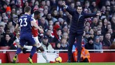 Manajer Arsenal Unai Emery memberikan instruksi dari pinggir lapangan saat pemain Arsenal Ainsley Maitland-Niles berebut bola dengan pemain Fulham Joe Bryan. (REUTERS/Eddie Keogh)