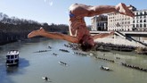 Tak hanya laut, seorang warga di Italia juga memanfaatkan Sungai Tiber untuk merayakan 'ritual' ini (REUTERS/Alessandro Bianchi)