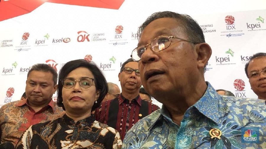 Menteri Koordinator Bidang Perekonomian Darmin Nasution saat pembukaan perdagangan BEI 2019 (CNBC Indonesia/Bernhart Farras)
