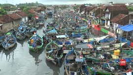 VIDEO: Gelombang Tinggi di Jepara, Nelayan Berhenti Melaut