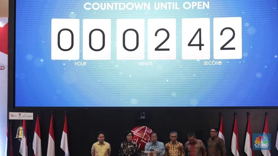 Menko Perekonomian Darmin Nasution ditunjuk membuka perdagangan saham tahun 2019 di BEI menggantikan Presiden Joko Widodo (Jokowi) yang berhalangan hadir.