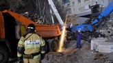 Ledakan tersebut diduga terjadi akibat kebocoran gas yang akhirnya merusak 48 unit apartemen di gedung sepuluh lantai di Magnitogorsk tersebut. (Russia's Ministry for Civil Defence, Emergencies and Elimination of Consequences of Natural Disasters/Handout via Reuters)