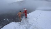 Hal yang membuat 'ritual' ini menjadi menarik adalah setiap peserta dilarang melepas pakaian. (REUTERS/Ilya Naymushin)