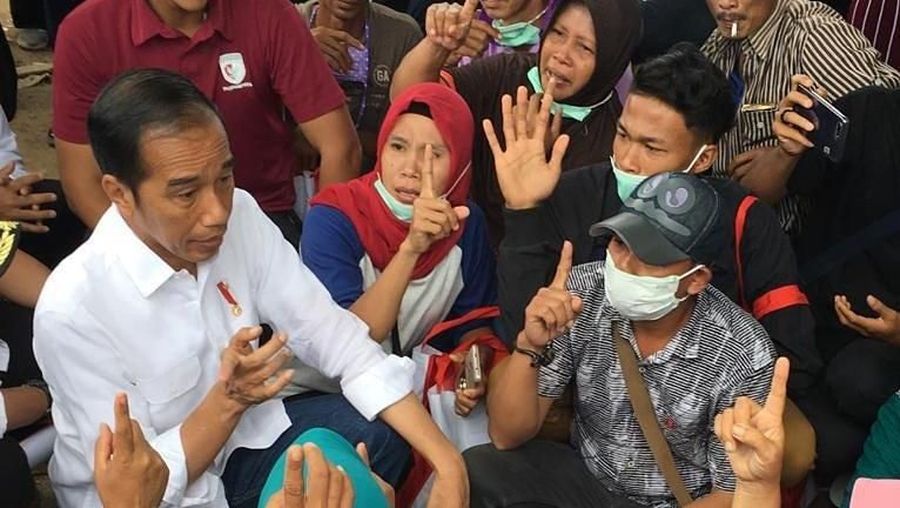 Presiden Joko Widodo (Jokowi) mengawali tahun 2019 dengan mengunjungi pengungsi korban bencana Tsunami Selat Sunda di Lampung.