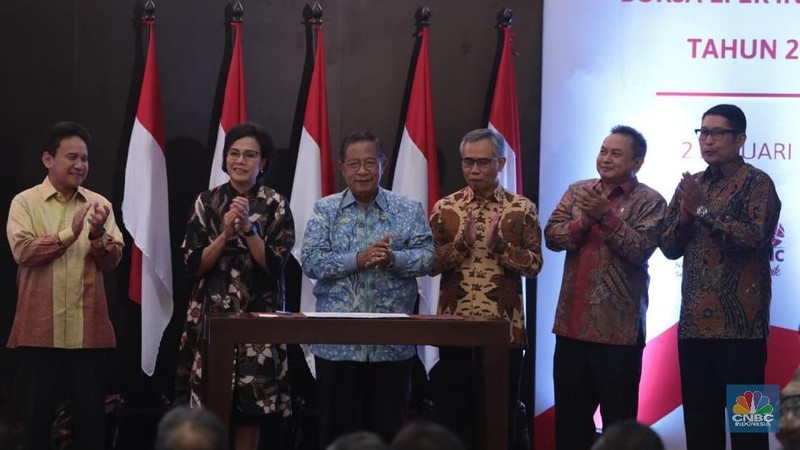 Menko Perekonomian Darmin Nasution ditunjuk membuka perdagangan saham tahun 2019 di BEI menggantikan Presiden Joko Widodo (Jokowi) yang berhalangan hadir.