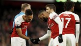 Alexandre Lacazette merayakan gol bersama Pierre-Emerick Aubameyang usai mencetak gol kedua Arsenal ke gawang Fulham. (Reuters/John Sibley)