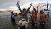 Loony Dook diperkenalkan pertama kali pada tahun 1987, ketika dua orang yang yang sudah lama bersahabat memutuskan untuk sadar setelah pesta gila-gilaan di malam tahun baru. (REUTERS/Russell Cheyne)