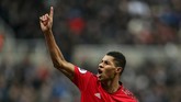 Pada menit ke-80 Marcus Rashford menggandakan keunggulan Manchester United setelah menerima umpan dari Alexis Sanchez. (REUTERS/Scott Heppell)