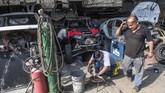 Down Syndrome pada manusia dapat mempengaruhi intelektual dan perkembangan motoris, meski begitu seseorang yang mengidap bisa terus hidup. Jacques, 55 tahun, sudah pernah lima kali finis Rally Dakar, mengatakan tidak masalah mengajak anaknya menjadi co-pilot. (Photo by ERNESTO BENAVIDES / AFP)