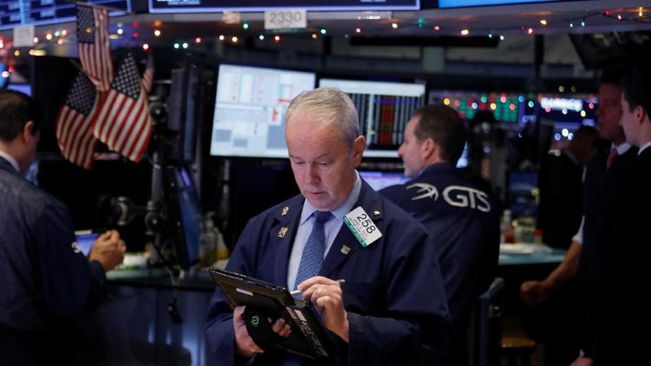 New York Stock Exchange NYSE bursa amerika serikat A trader works on the floor at the New York Stock Exchange (NYSE) in New York City, New York, U.S., January 2, 2019. REUTERS/Shannon Stapleton