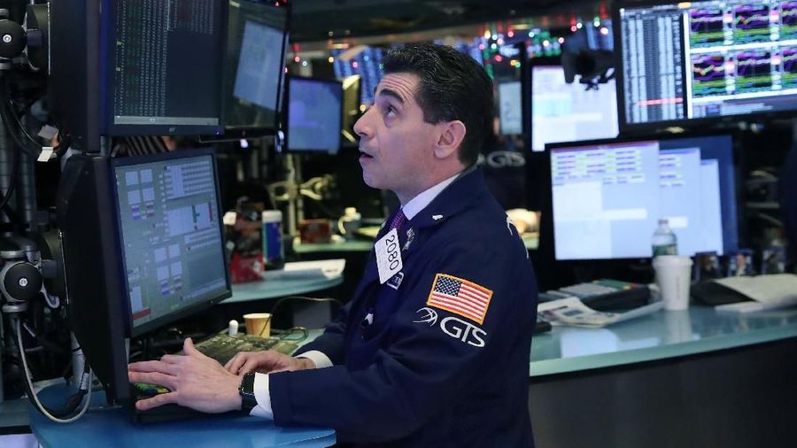 Dow Jones Industrial Average melompat 1,09%, S&P 500 bertambah 0,97%, dan Nasdaq Composite naik tajam 1,08% pada akhir perdagangan.