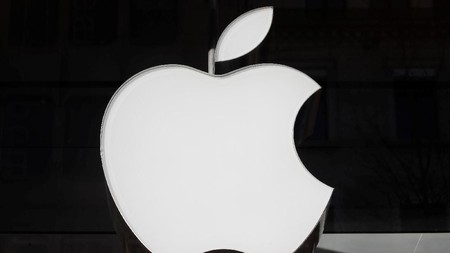 The logo of Apple is seen at a store in Zurich, Switzerland January 3, 2019.   REUTERS/Arnd Wiegmann