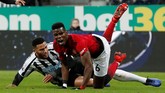 Jamaal Lascelles mengawal Paul Pogba yang tampil cukup apik dalam tiga laga terakhir termasuk dengan mencetak empat gol dan tiga assist untuk Manchester United.(Action Images via Reuters/Lee Smith)