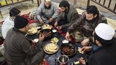 Tak seperti kota-kota lain di Pakistan yang memiliki lebih banyak alternatif hiburan, di Peshawar yang sangat konservatif, makan di luar adalah kegiatan rekreasi utama.
