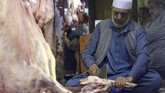 Namun, keamanan di kota kuno itu beranjak membaik dalam beberapa tahun terakhir. Keamanan Peshawar yang baik mendorong bisnis kulinernya terus berkembang. (Photo by ABDUL MAJEED / AFP)
