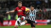 Newcastle tercatat sempat mengancam gawang tim tamu. Luke Shaw tak bisa melepaskan perhatian pada Ayoze Perez di sisi kiri pertahanan Manchester United. (Action Images via Reuters/Lee Smith)