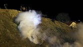 Sebagian lainnya mencoba menerobos pagar kawat berduri bersama anak-anak mereka untuk bisa masuk ke wilayah AS. (REUTERS/Mohammed Salem)