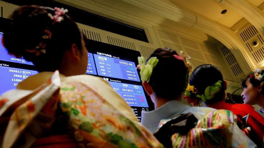 Peluang bahwa Jepang akan jatuh ke dalam resesi pada tahun fiskal ini telah tumbuh dalam tiga bulan terakhir, menurut sebuah jajak pendapat Reuters.