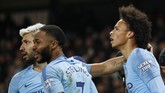 Sergio Aguero dan Raheem Sterling merayakan gol kemenangan Manchester City yang dicetak Leroy Sane pada menit ke-72. (REUTERS/Phil Noble)