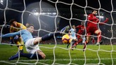Sebuah peluang Liverpool mengungguli tuan rumah buyar lantaran John Stones menyapu bola yang sedikit lagi masuk ke gawang Manchester City. (REUTERS/Phil Noble)