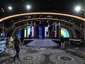 Ramai Aksi Perempuan Pemegang Nampan di Golden Globe 2019