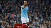 Kapten Manchester City Vincent Kompany menampilkan gestur permintaan maaf usai melakukan tekel kepada winger Liverpool Mohamed Salah. (REUTERS/Phil Noble)