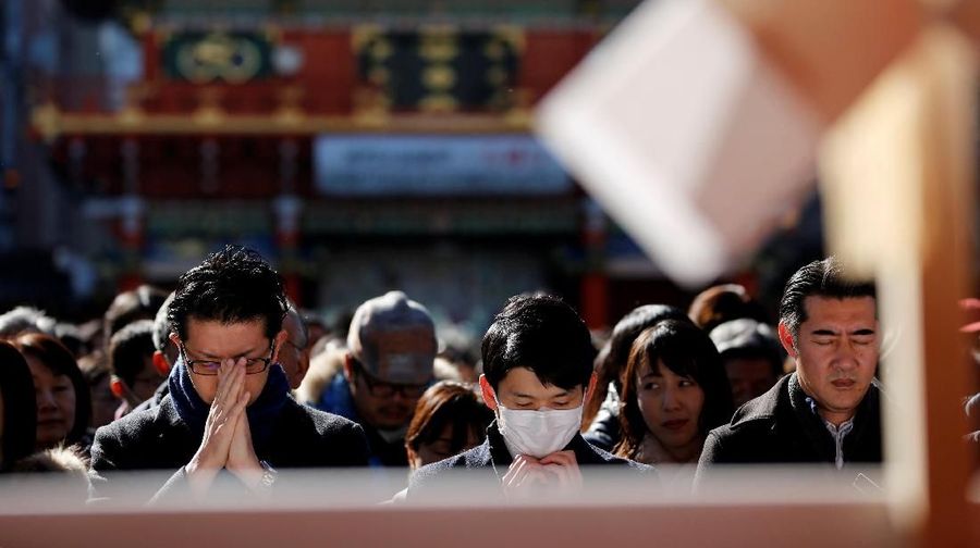 People offer prayers on the first business day of the year at the Kanda Myojin shrine, which is known to be frequented by worshippers seeking good luck and prosperous business, in Tokyo, Japan, January 4, 2019. REUTERS/Kim Kyung-Hoon TPX IMAGES OF THE DAY
