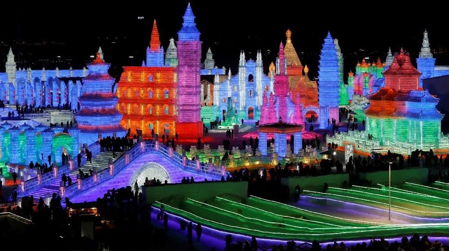 Festival ini menampilkan seni pahatan dan ukiran dari salju dan es yang merupakan terbesar di dunia