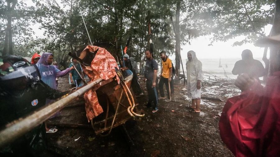 Pabuk datang setelah musim pasang air laut. Fenomena alam ini terakhir kali dialami Thailand pada 30 tahun yang lalu.