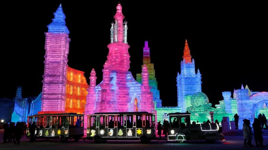 Festival ini menampilkan seni pahatan dan ukiran dari salju dan es yang merupakan terbesar di dunia