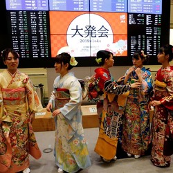 Cantiknya Para Wanita Berkimono Saat Pembukaan Bursa Tokyo