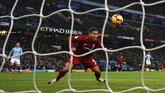 Roberto Firmino menanduk bola tanpa kawalan dan sempat membuat skor menjadi imbang 1-1 ketika laga memasuki menit ke-64. (Action Images via Reuters/Jason Cairnduff)